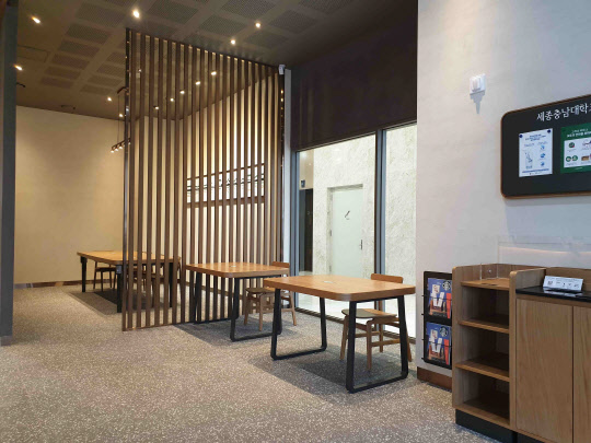 스타벅스가 휠체어 고객을 고려한 인테리어를 적용한 매장을 선보인다. <스타벅스 제공>